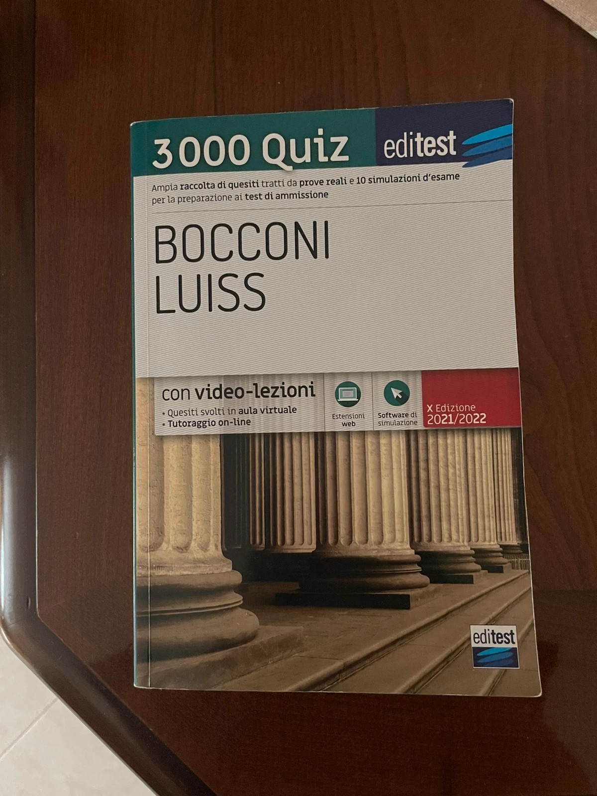 Libro per preparazione test di economia