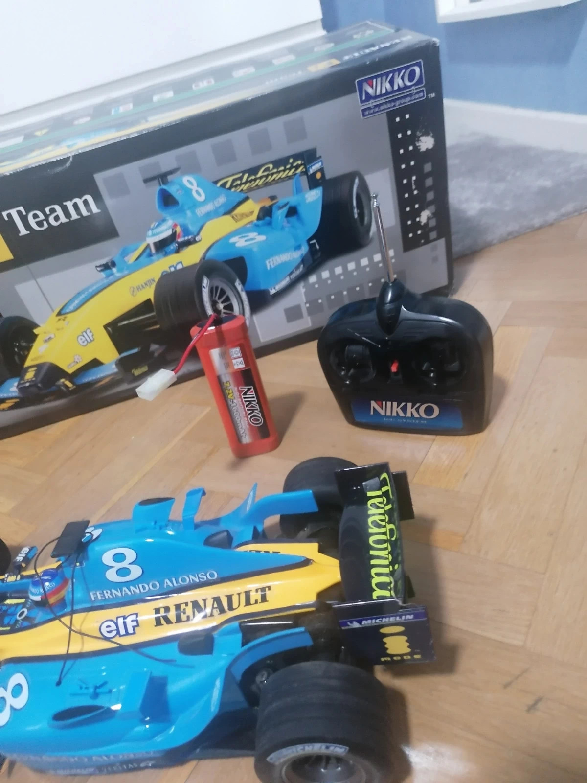 Coche teledirigido Fernando Alonso época Renault de segunda mano por 110  EUR en Salamanca en WALLAPOP