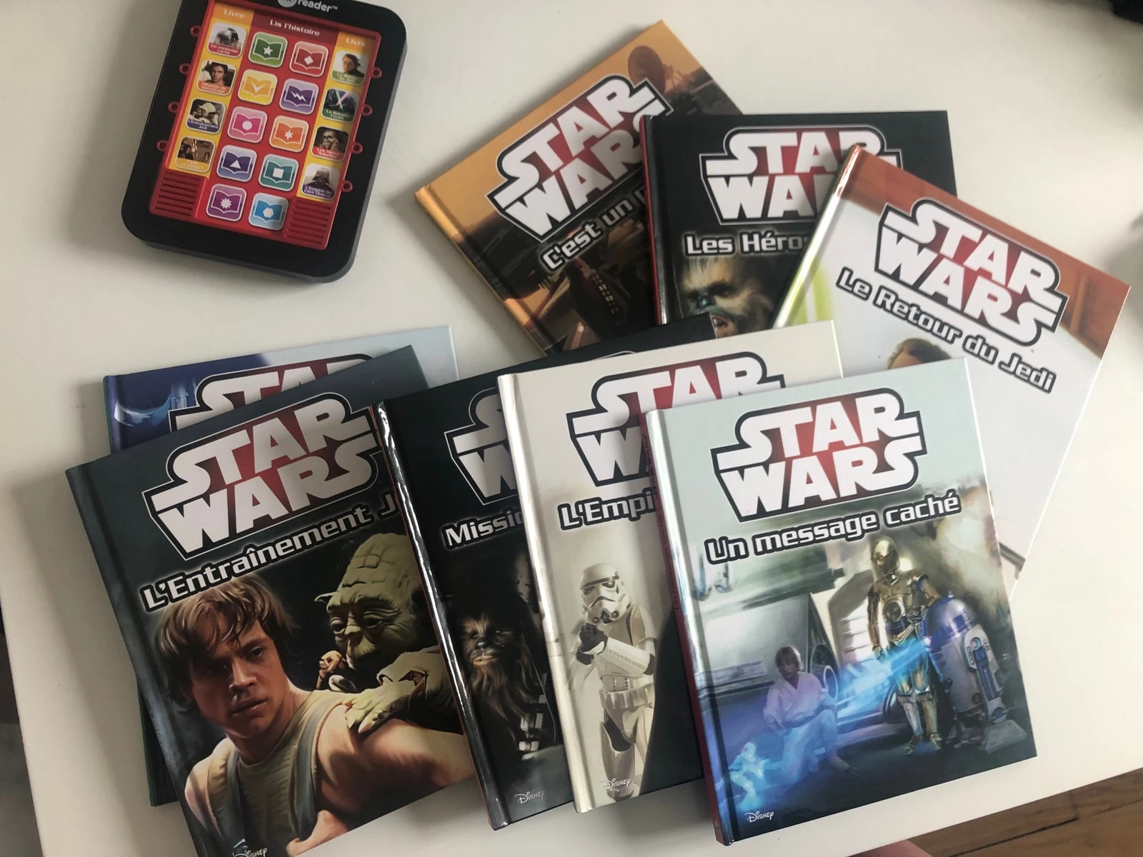  STAR WARS - ME READER - MA TABLETTE DE LECTURE AVEC HUIT LIVRES:  9781503706163: COLLECTIF: Books