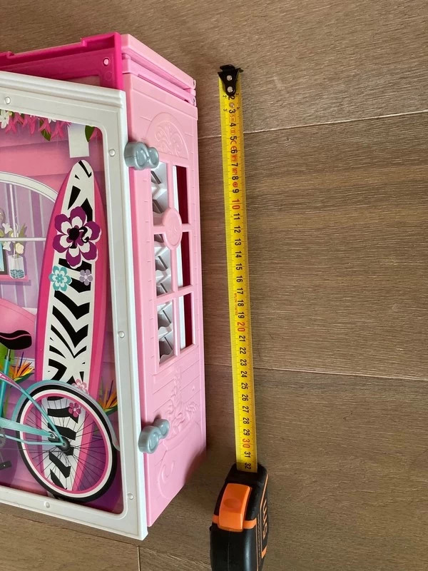 Barbie la maison transportable + 1 poupée + 17 accessoires HDC48