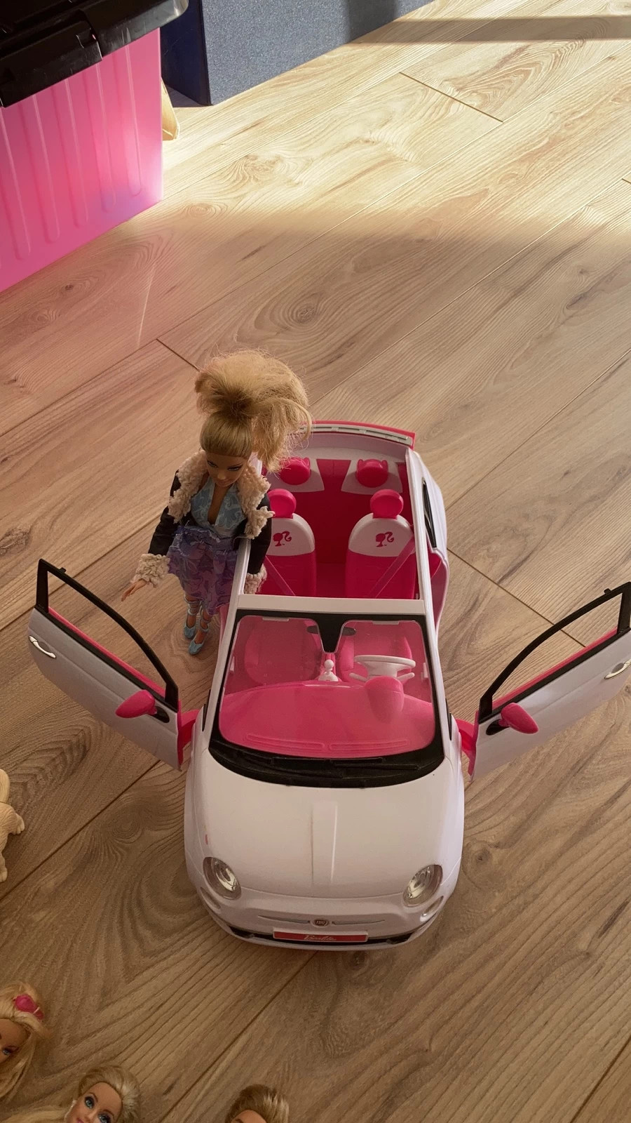 Lot Barbie sa fille et voiture sonore+vêtements