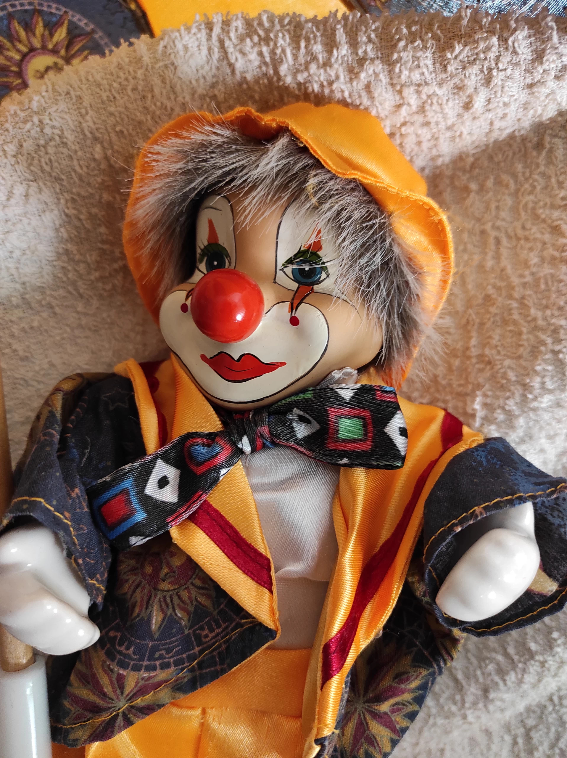 Une Poupée En Peluche à L'ancienne Habillée En Clown