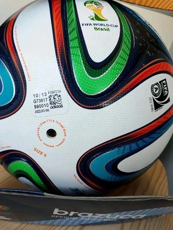 Adidas brazuca ballon de match officiel FIFA coupe du monde 2014 Brésil  (kick-off Ball)