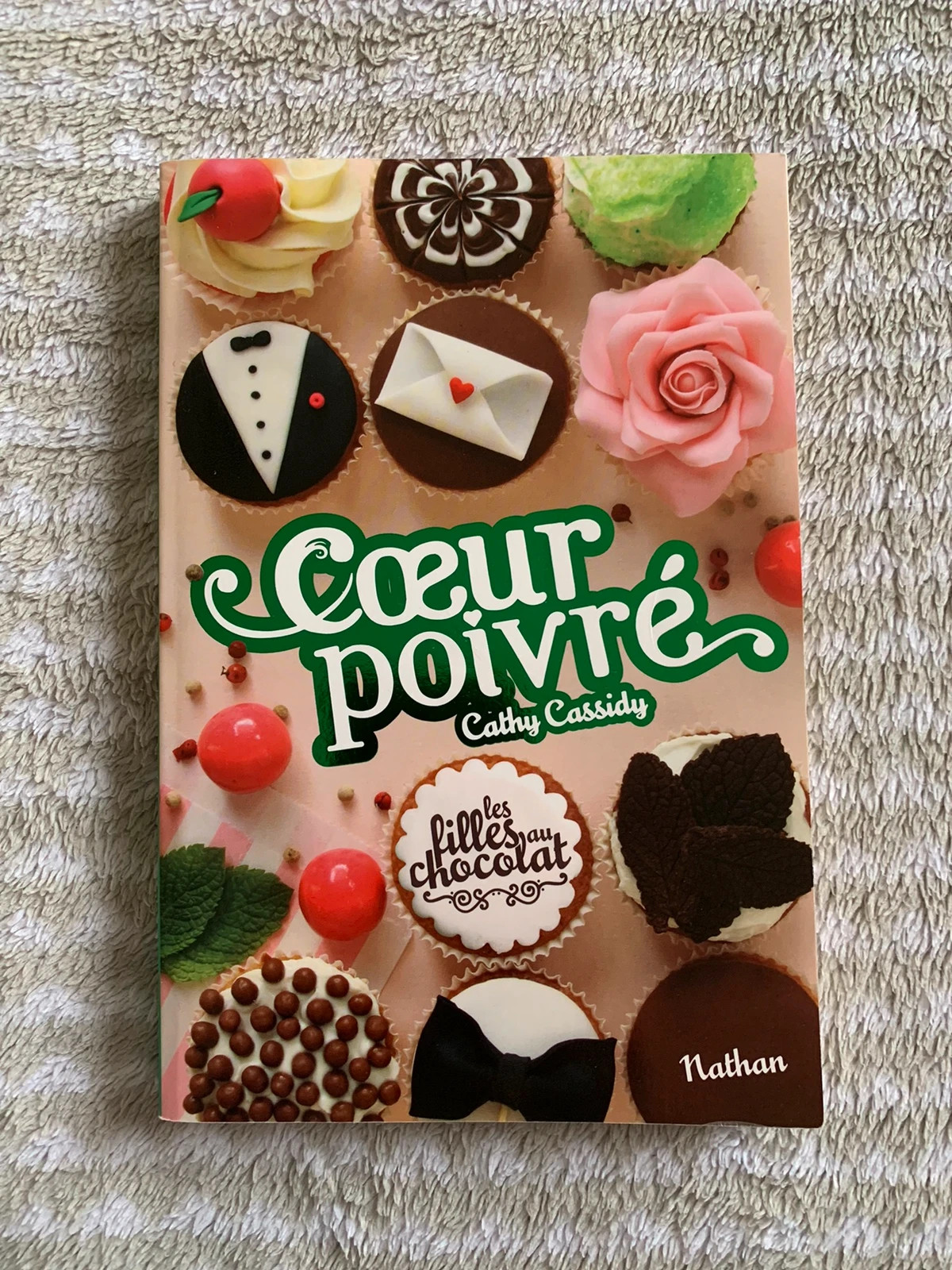 Cathy Cassidy Les filles au chocolat (French Edition): Cathy Cassidy, Anne  Guitton (Traduction), Nathan: 9782092564318: : Books