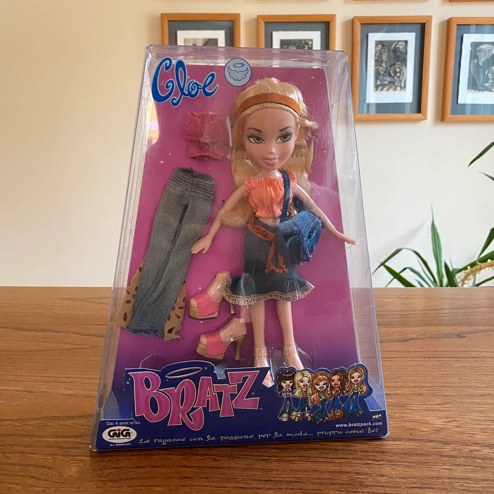 Bratz Strut It Cloe doll in original Outfit and shoes