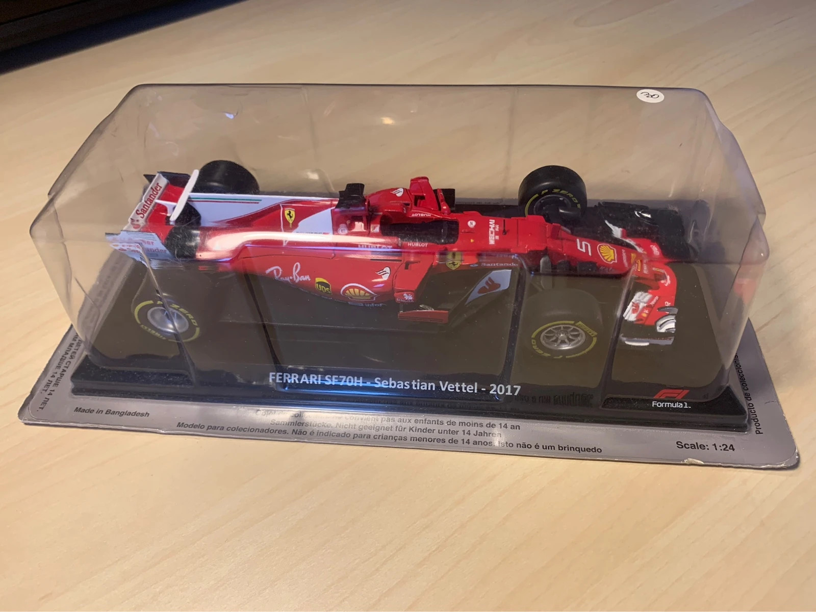 Modellino Ferrari sf70h Sebastian Vettel 1/24