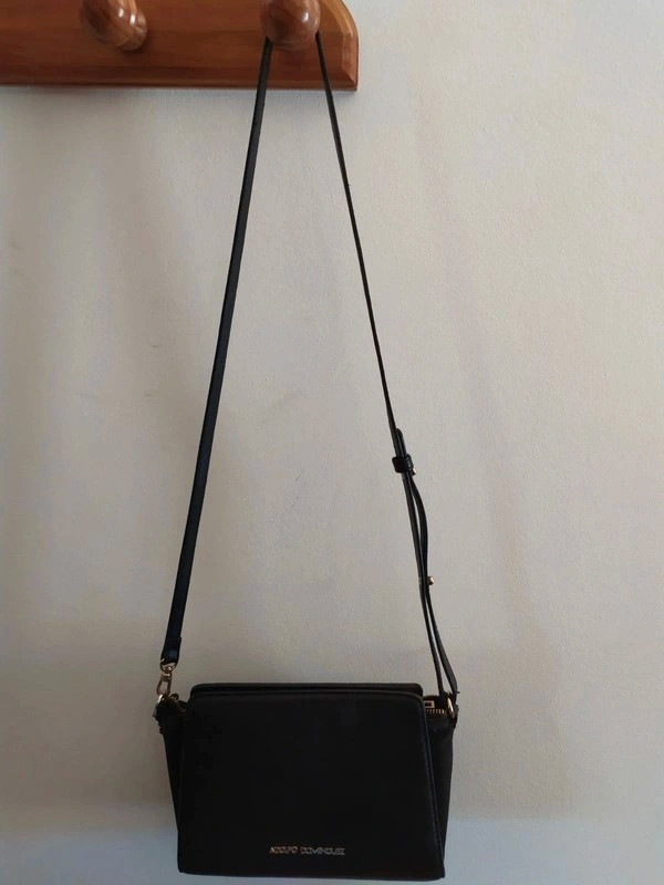 Bolso negro Adolfo Dominguez. Acabados en dorado