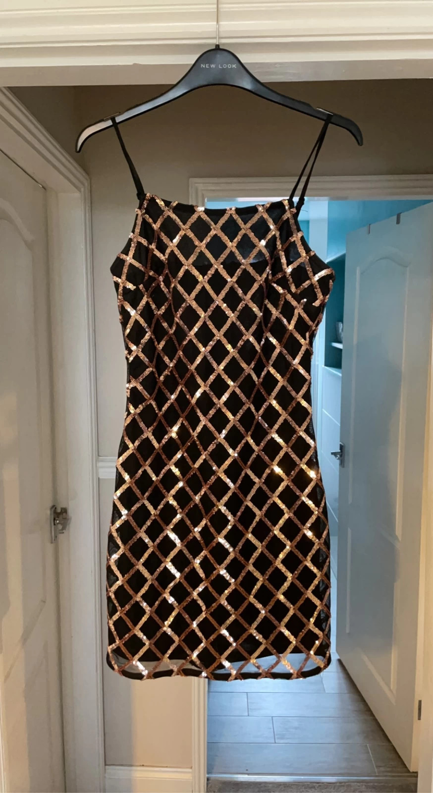 Black and gold dress clearance quiz