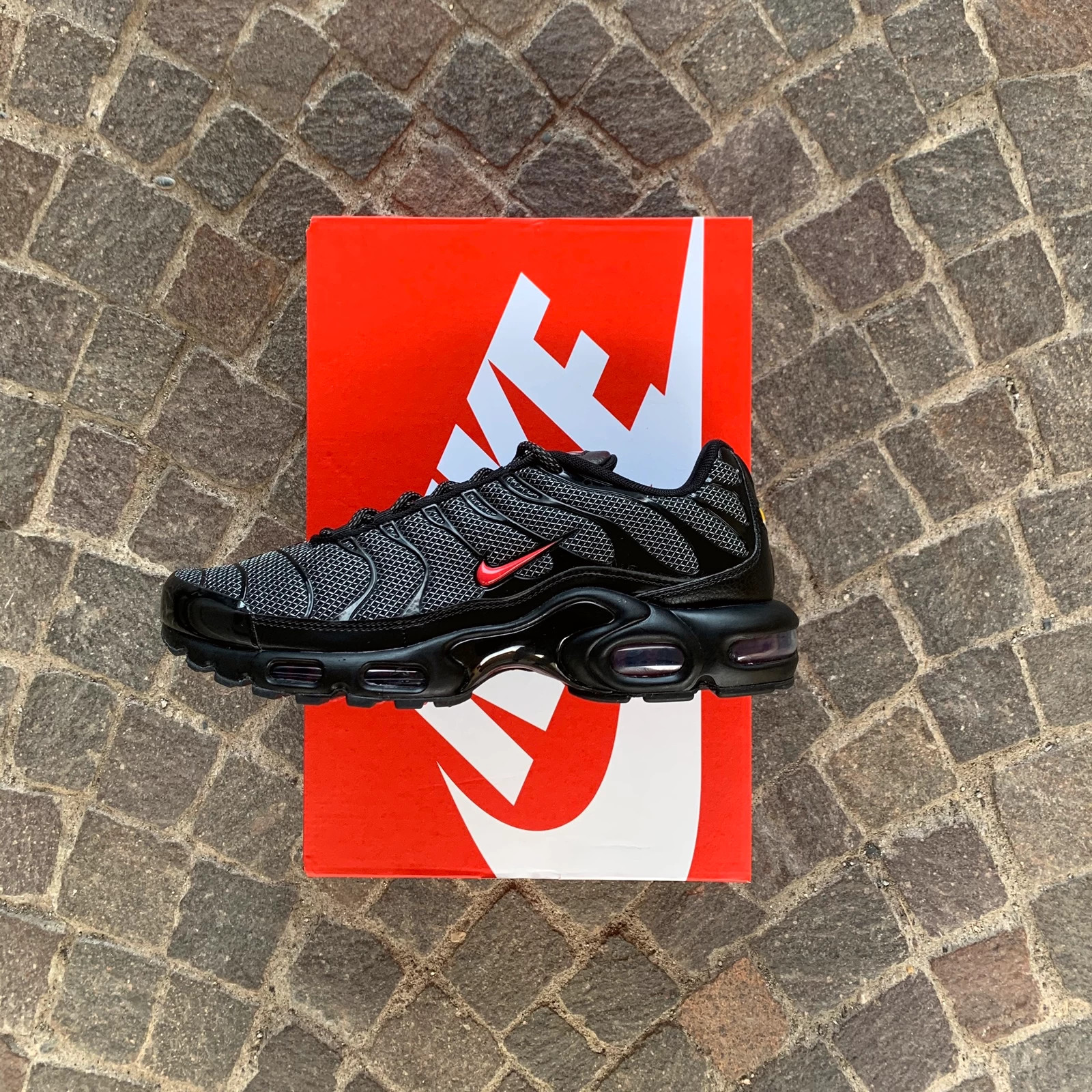 Nike tuned 1 black red shop