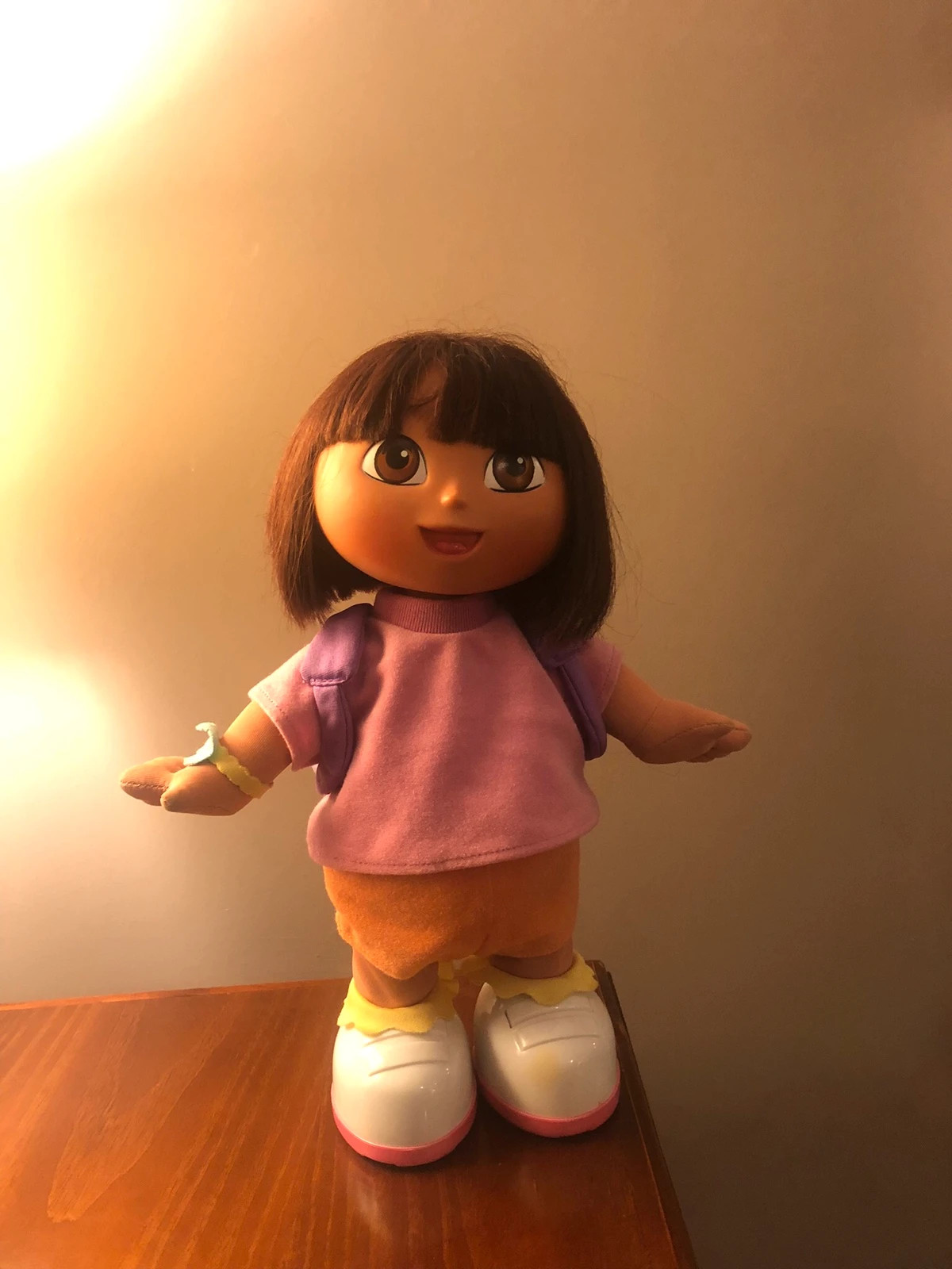 Muneca dora la outlet exploradora canta y baila