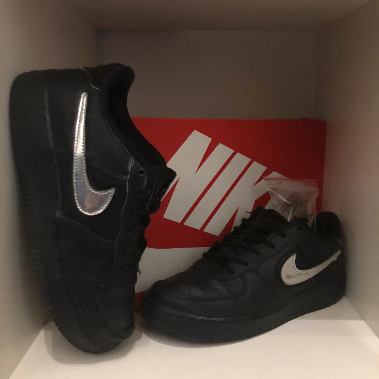 Black air force clearance 1 removable swoosh