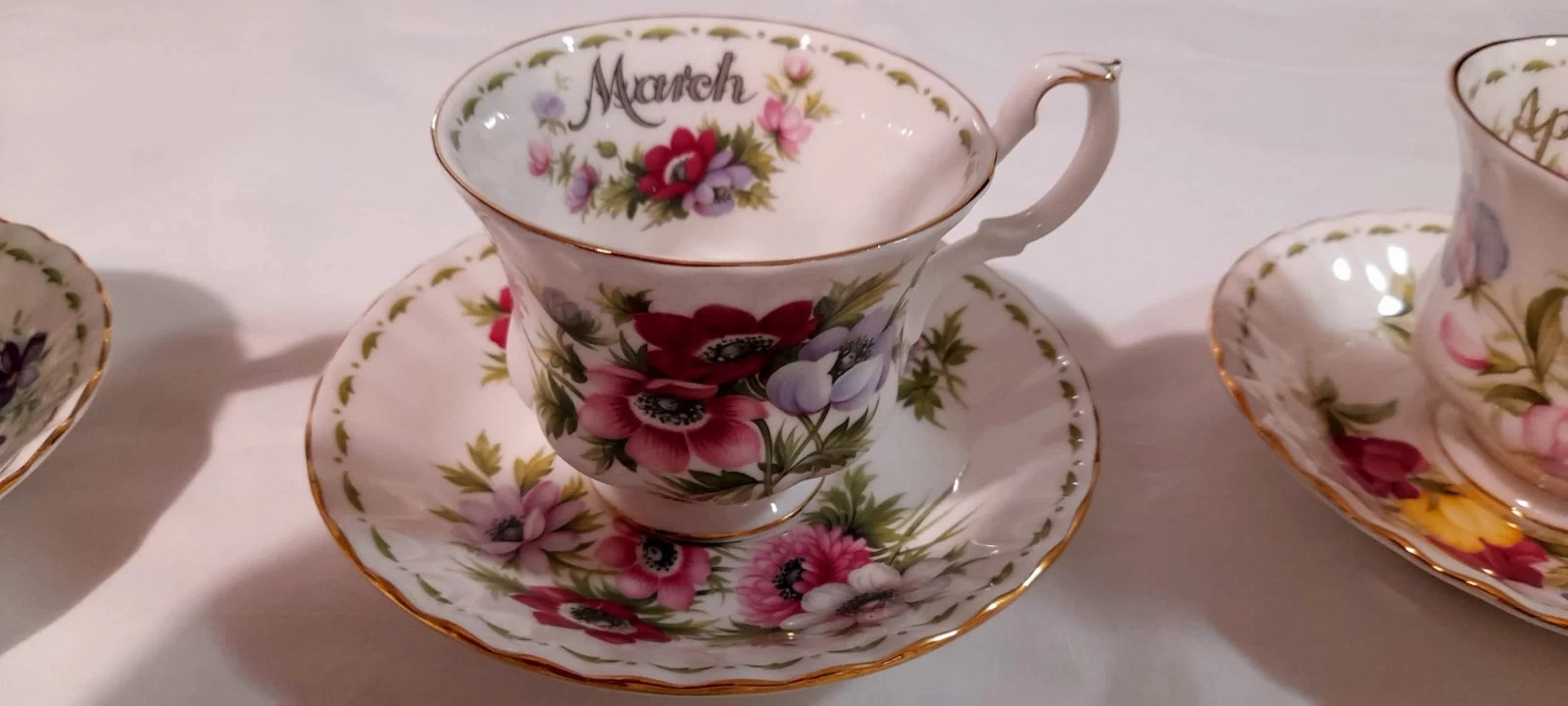 Tazze da collezione royal albert con i vari mesi.