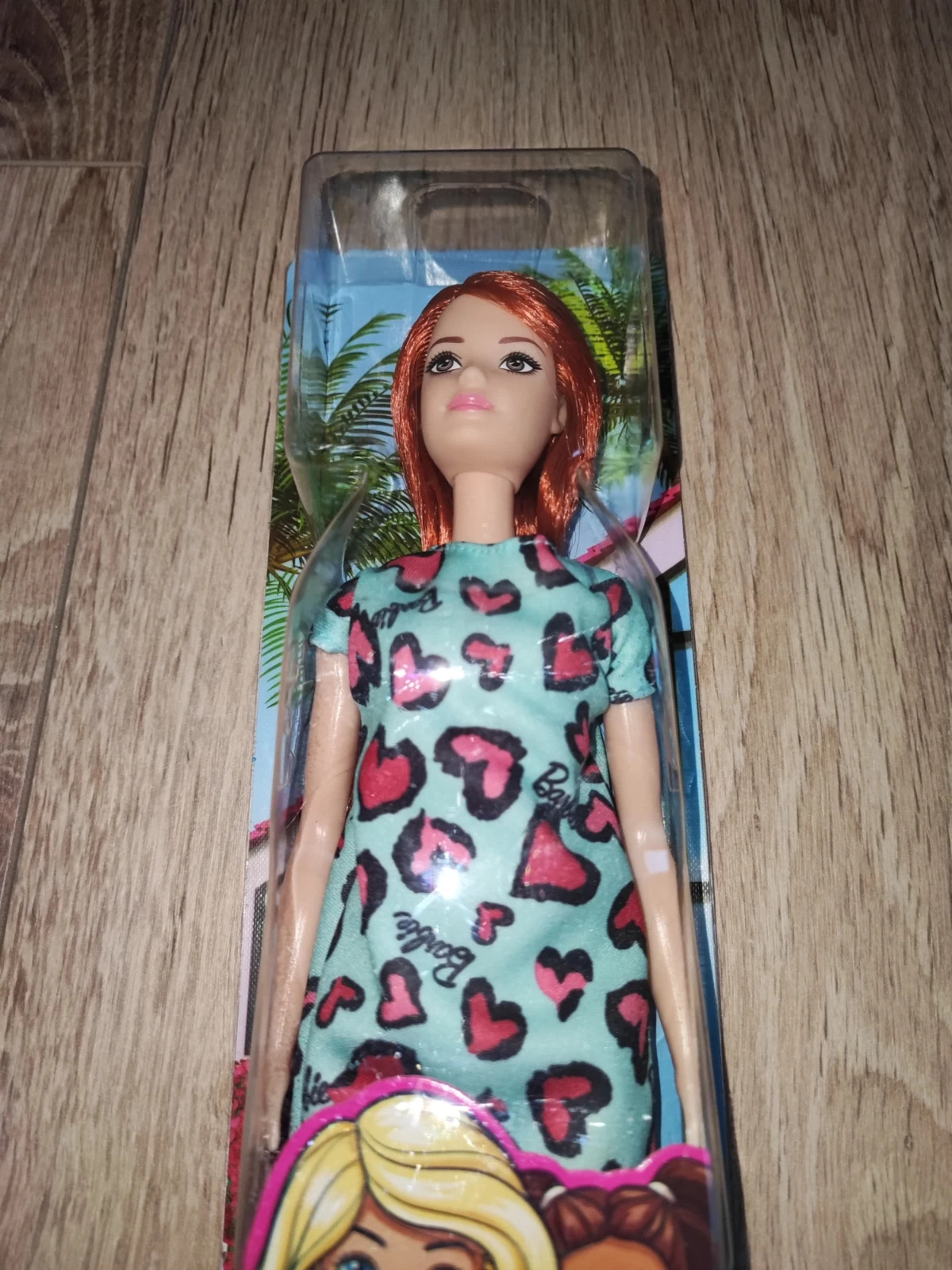 Barbie Chic poupée aux cheveux bruns avec robe rose à motifs cœurs, Barbie