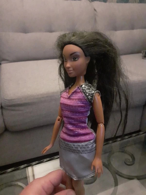 Barbie noire aux bras articulés