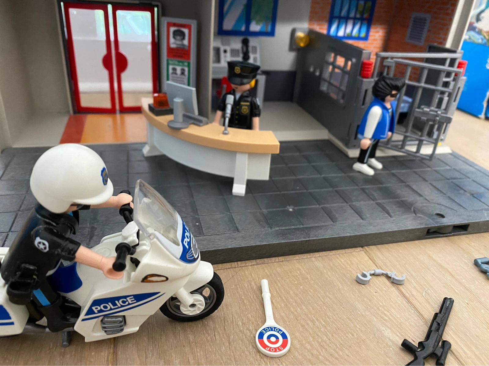 Playmobil 5299 City Action - Commissariat de police avec prison - Comparer  avec