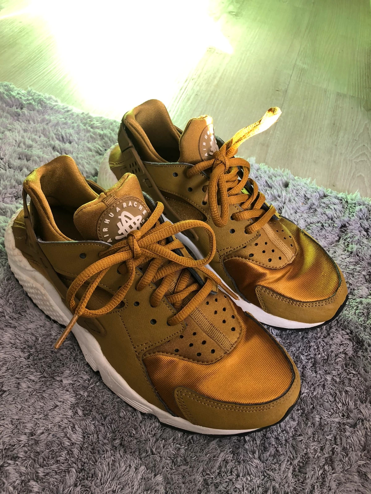 Nike air huarache womens gold on sale