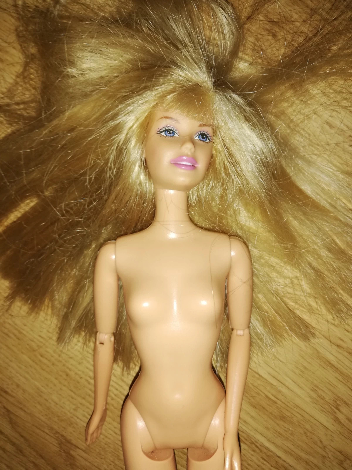 Barbie noire aux bras articulés