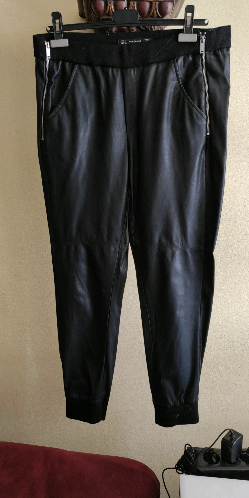 Pantalón jogger polipiel