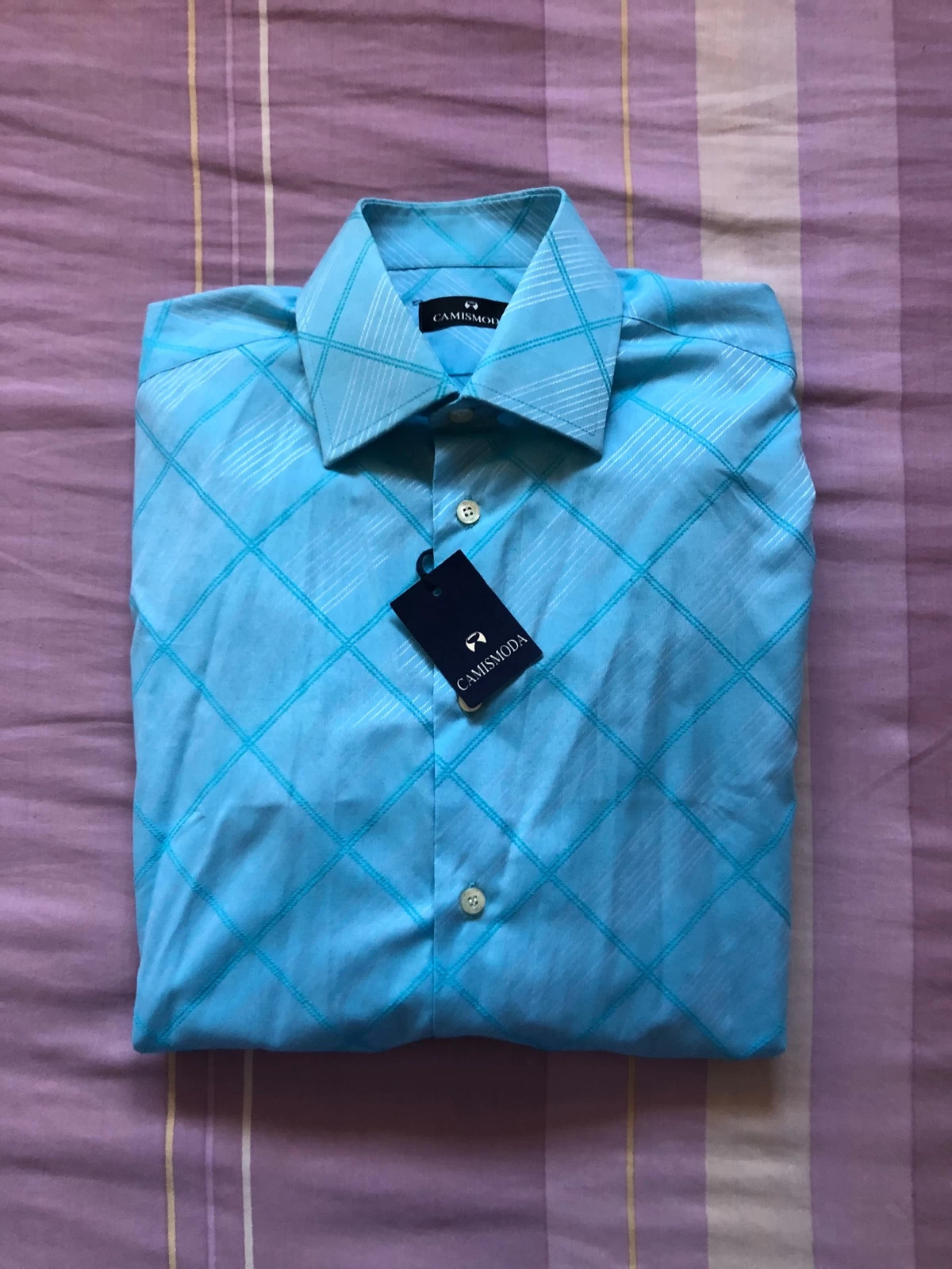 Traje azul camisa celeste hotsell