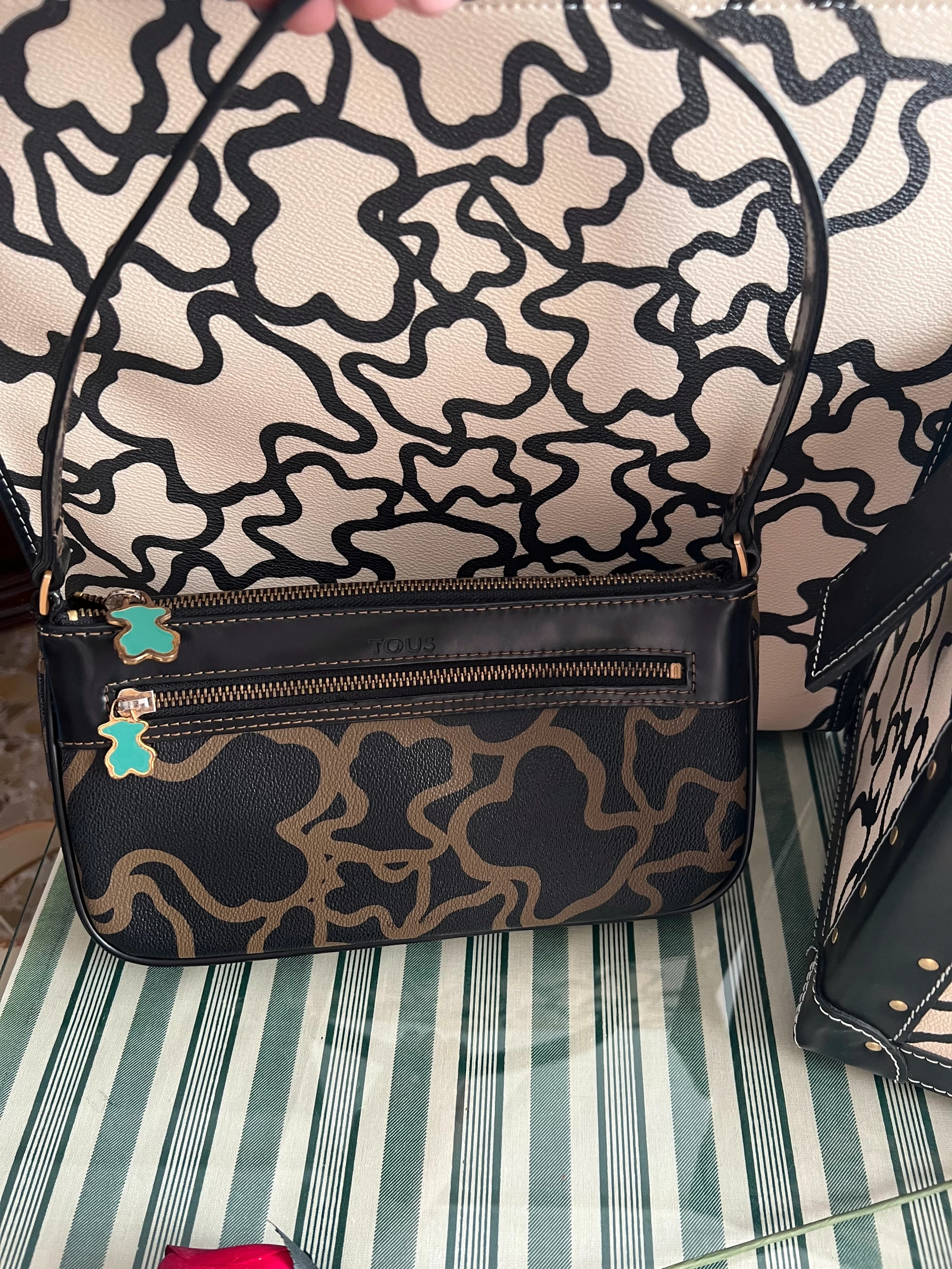 Tous bolso vintage modelo kaos negro y arena