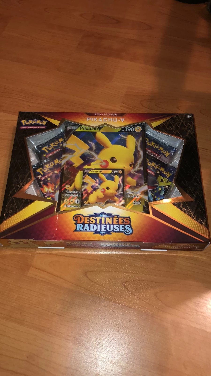 Collection Destinées Radieuses – Pikachu‑V